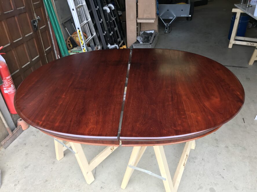 Rénovation d’une table ancienne – M.A.T.